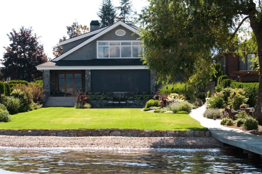 Summer outdoor living by the lake? Yes please!